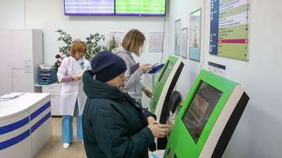 Пациенты записываются на прием к врачу. Фото РИА Новости / Илья Питалев
