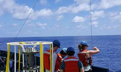 Ученые берут пробы воды в Тихом океане. © Woods Hole Oceanographic Institution