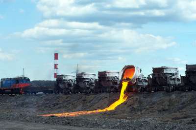 Шлак, образующийся при выплавке стали, является не отходами, а ценным сырьем. Фото: РИА Новости