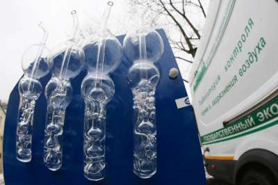 Эти склянки собирают данные по формальдегиду и фенолу в воздухе вблизи автотрасс. Фото: Аркадий Колыбалов/ РГ 