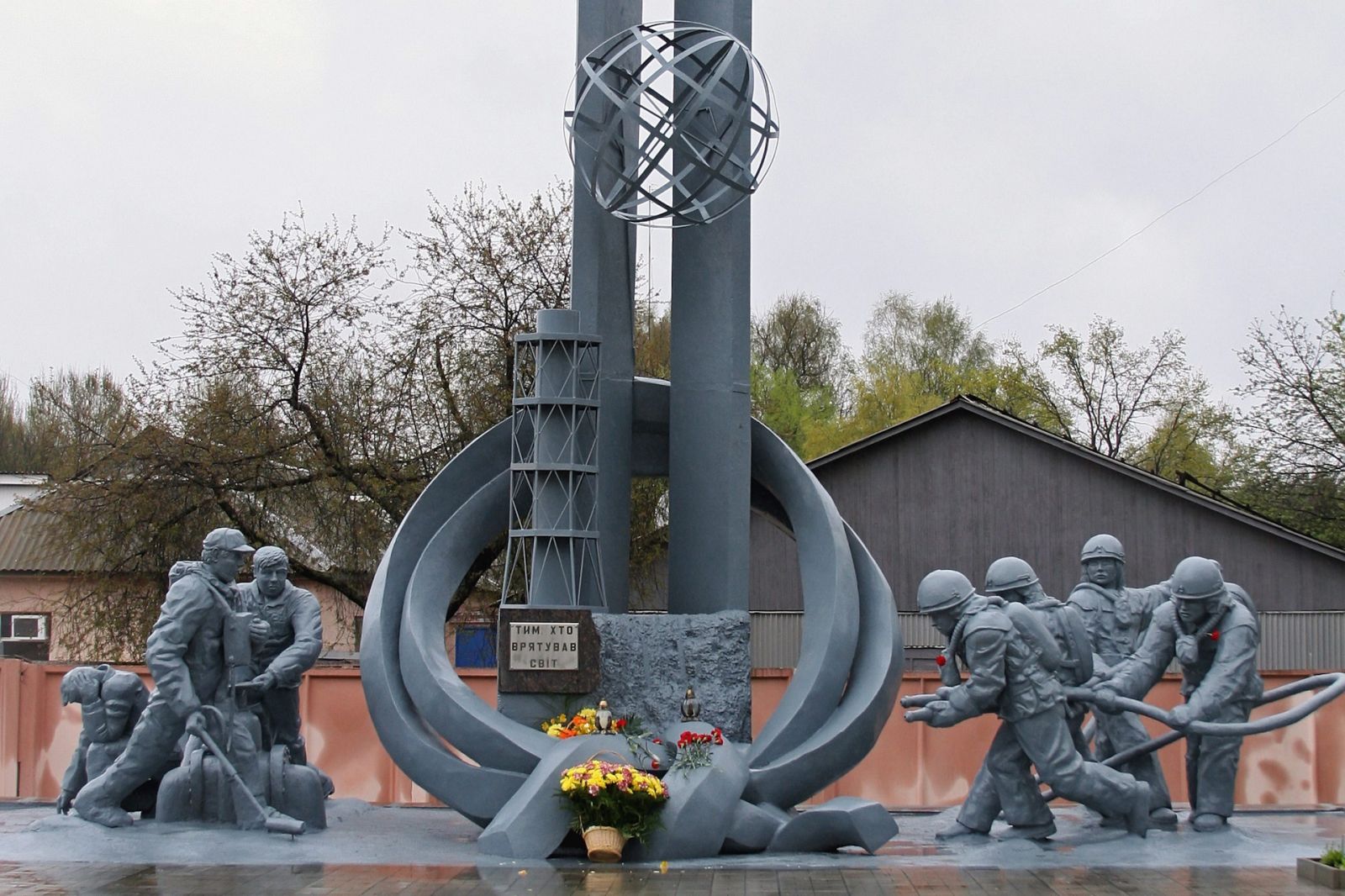 Памятник пожарным, участвовавшим в ликвидации последствий аварии на Чернобыльской АЭС в апреле 1986 года.