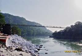 Мост через Ганг в Ришикеше. Фото с сайта http://foto.india.ru