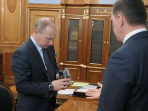 Трутнев передал Путину первую пробу воды из подледного озера Восток. Фото: http://ntv.ru