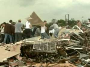 Новые торнадо в Оклахоме: жертвы, города под водой и фуры в воздухе. Фото: Вести.Ru