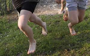 Медики рекомендуют в жару чаще гулять босиком по траве. Фото: http://www.belta.by