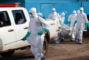  Медицинские работники готовят к захоронению тело женщины, погибшей от вируса Эбола. Фото:  ©Ahmed Jallanzo/EPA  Naked Science 