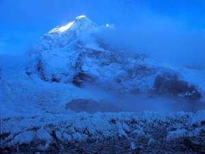 По крайней мере 16 человек погибли в результате схода лавины в непальских Гималаях, десятки человек остаются пропавшими без вести. Фото: Global Look Press