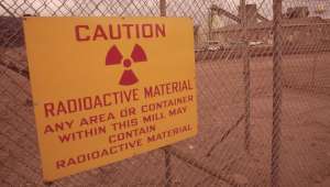 Вход на урановую обогатительную фабрику в Колорадо (США). Табличка предупреждает о радиоактивной опасности местности (фото Bill Gillette, U.S. National Archives and Records Administration).
