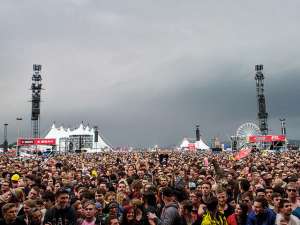 В Германии молния второй год подряд ударила в посетителей рок-фестиваля Rock am Ring. В этот раз пострадали более 40 человек. Фестиваль будет продолжен, сообщили организаторы. Фото: Global Look Press