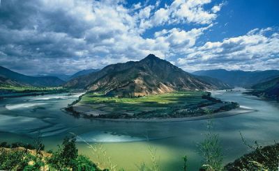 Красивейшая река Янцзы в Китае физически и культурно отделяет Север страны от Юга.