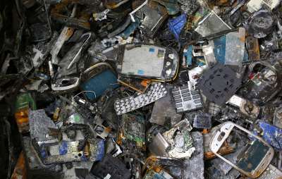 Развитые страны способствуют тому, чтобы в бедных государствах накапливались электронные отходы © AP Photo/Aijaz Rahi