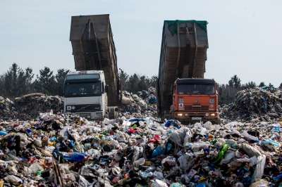 На несанкционированные свалки мусоровозы заезжают каждые 10-15 минут, сбрасывая бытовые и строительные отходы. Фото: Сергей Бобылев/ ТАСС