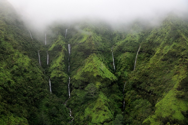 Стена слез - водопад Хонокохау на Гавайях